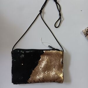 LOOK Very interesting Black and gold sequenced handbag. sequenced is gold & blac